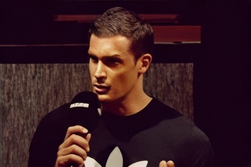 Thomas Prommer speaking into a microphone